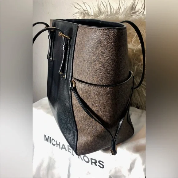Michael Kors Signature Voyager East West Tote In Multi Black & Brown Giraffe NWT - Picture 6 of 16